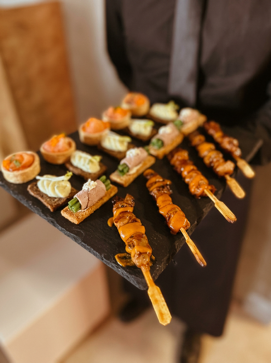 Elegante Fingerfood-Auswahl auf Schieferplatte – Kanapees und Spieße